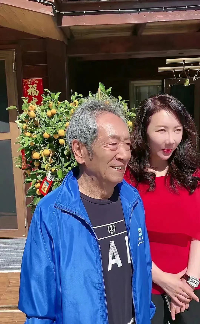 75岁王奎荣与妻子出席活动，相差37岁感情甜蜜，两人同框有夫妻相 - 2