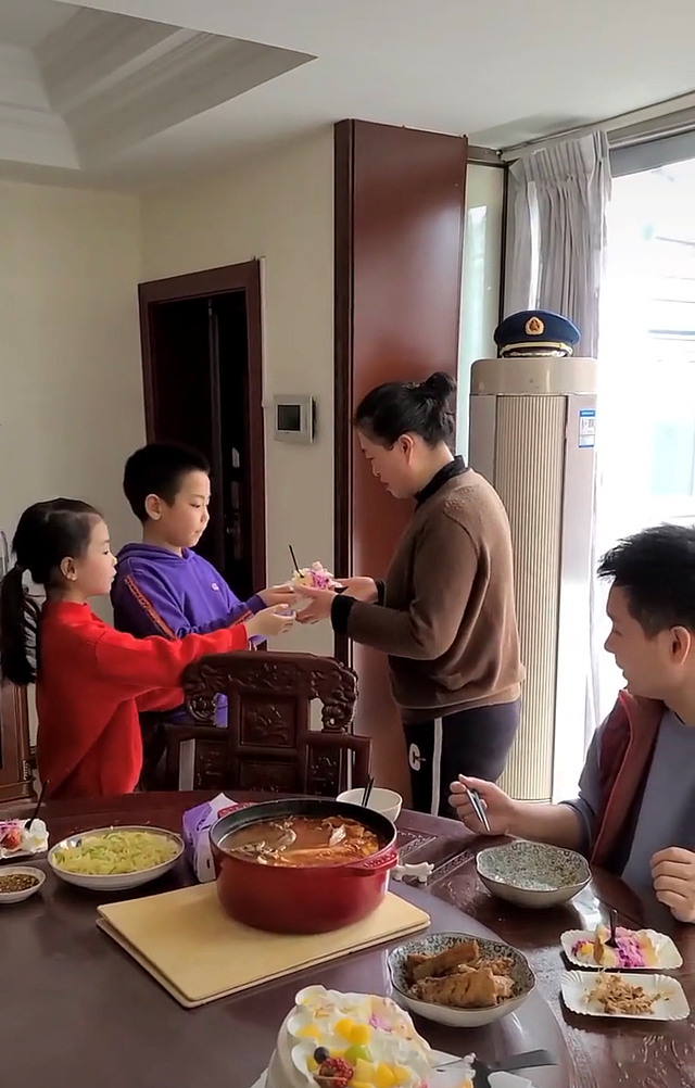 刘和刚给母亲低调庆生，一家八口吃家常小菜，宅内红木家具显大气 - 7