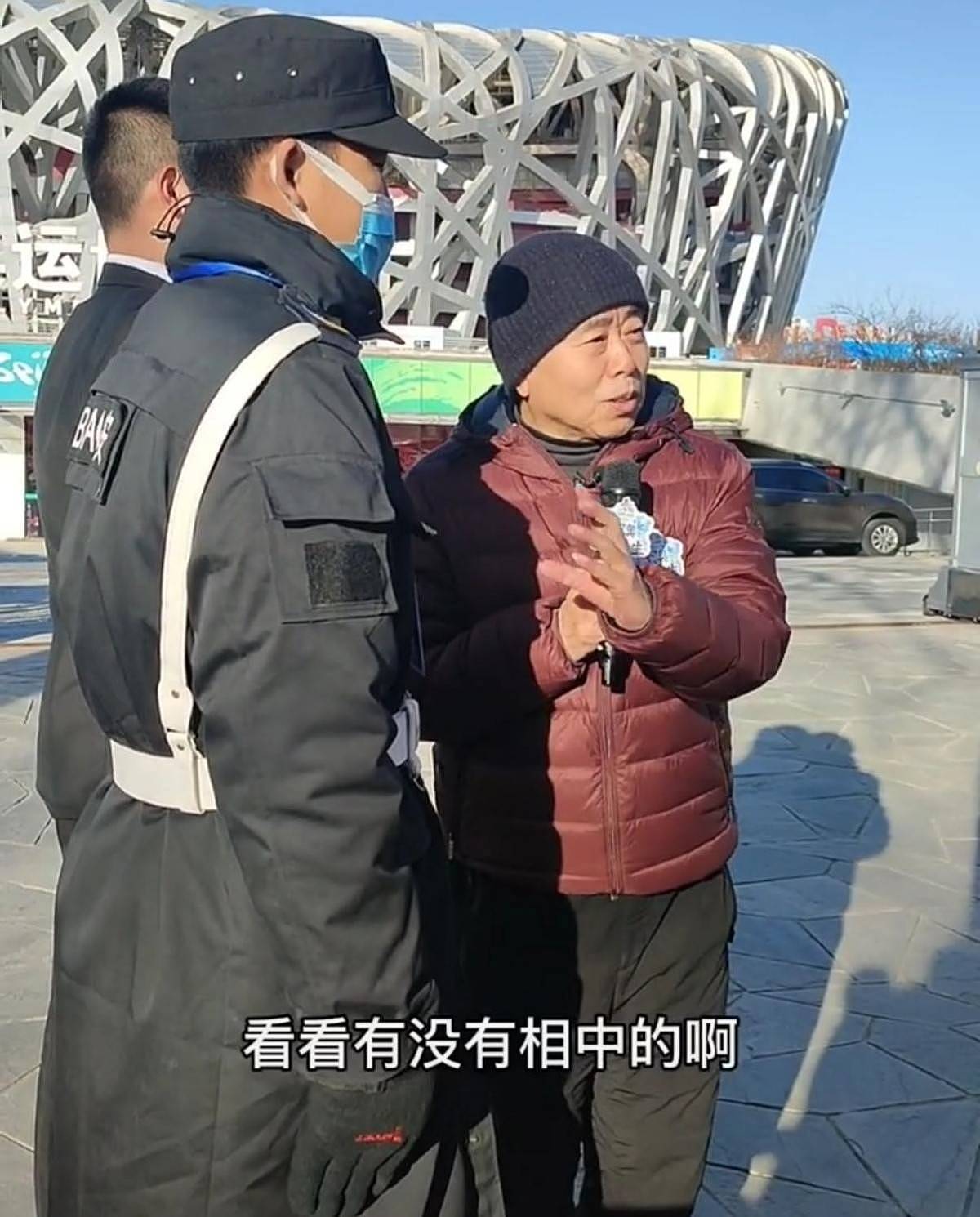 64岁潘长江为冬奥会安保征婚，打扮朴素没架子，合照笑出一脸皱纹 - 2