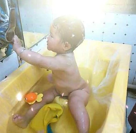 宝妈给1岁娃洗澡，起身去拿浴巾，宝宝差点窒息、没机会喊妈妈了 - 1