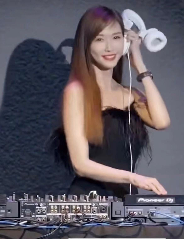 47岁林志玲现身活动做DJ打碟，穿抹胸裙美貌惊人，摇头晃脑气氛嗨 - 2