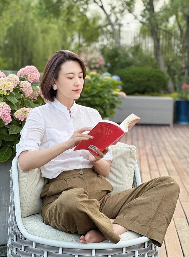 张蕾看书带火了一种贵妇穿搭：白衬衫+阔腿裤+波波头，优雅又显贵 - 1