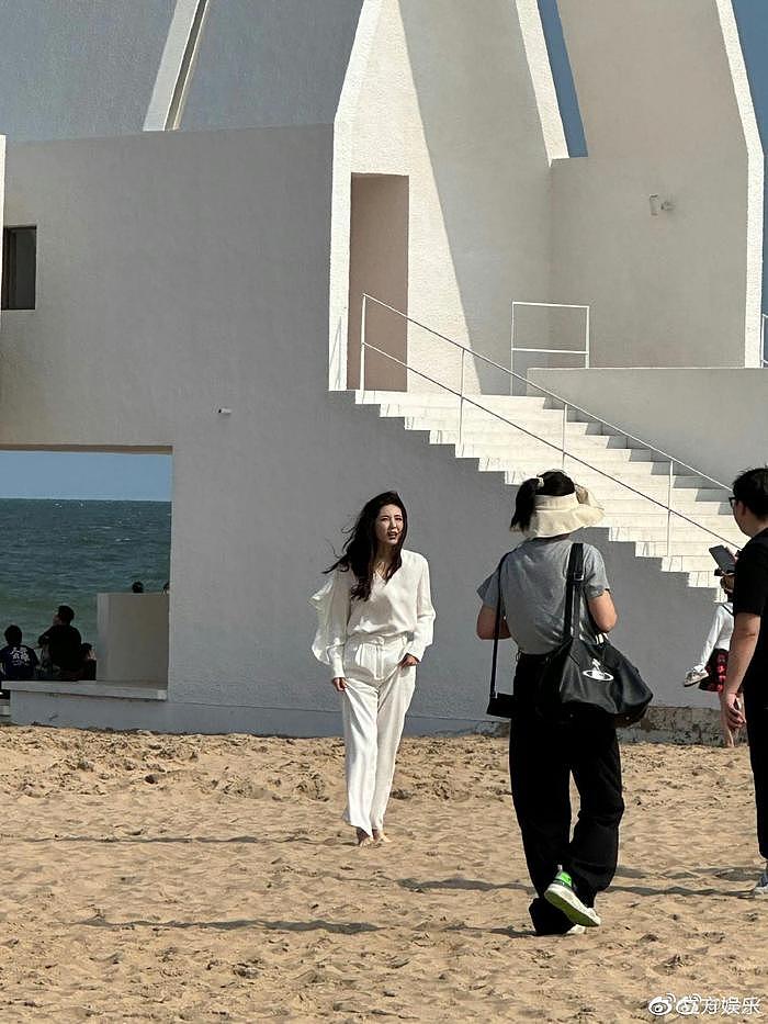 曾黎阿那亚海边拍照被偶遇 全白套装造型歪头好可爱 - 2