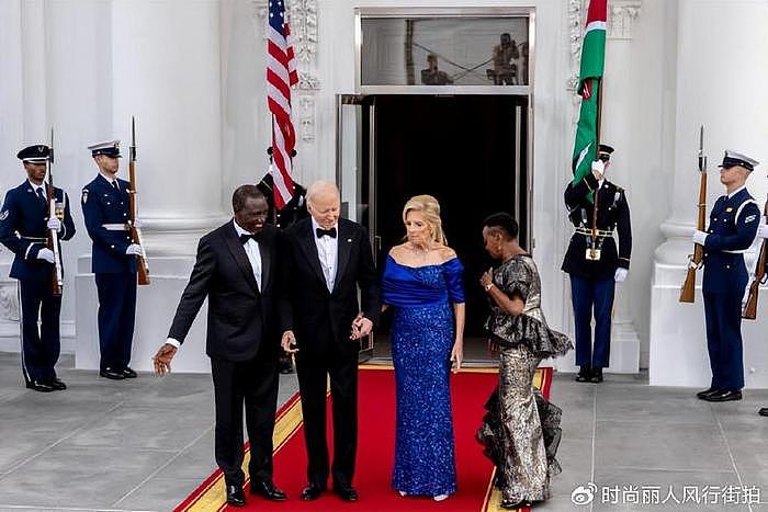 拜登为肯尼亚总统夫妇举行国宴！夫人露肩蓝裙很艳，奥巴马也来了 - 5