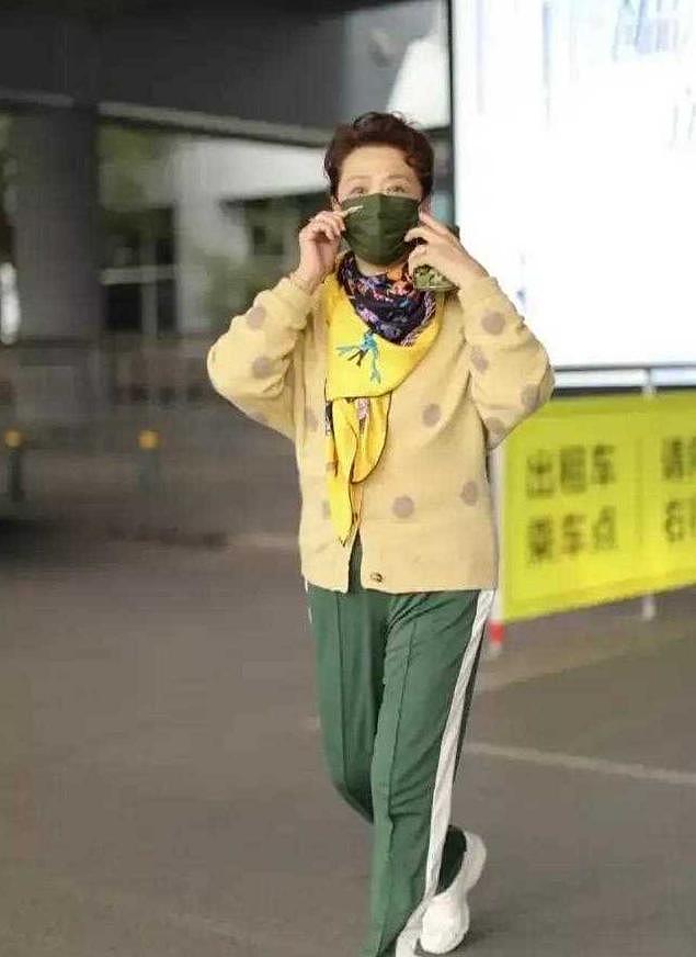 74岁王馥荔换了泡面头减龄10岁，穿蓝西装+绿裤，完全没有大妈味 - 9