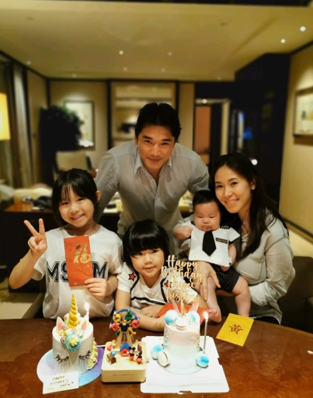 TVB男艺人黄祥兴一家出去吃饭为大女儿庆生 3个子女敲蛋糕很兴奋 - 14