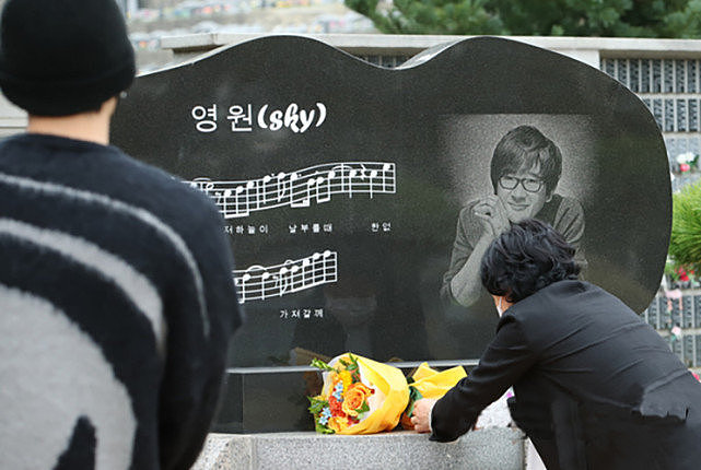 韩国女星崔真实去世14周年，子女分别到墓地祭奠，兄妹疑似反目 - 4