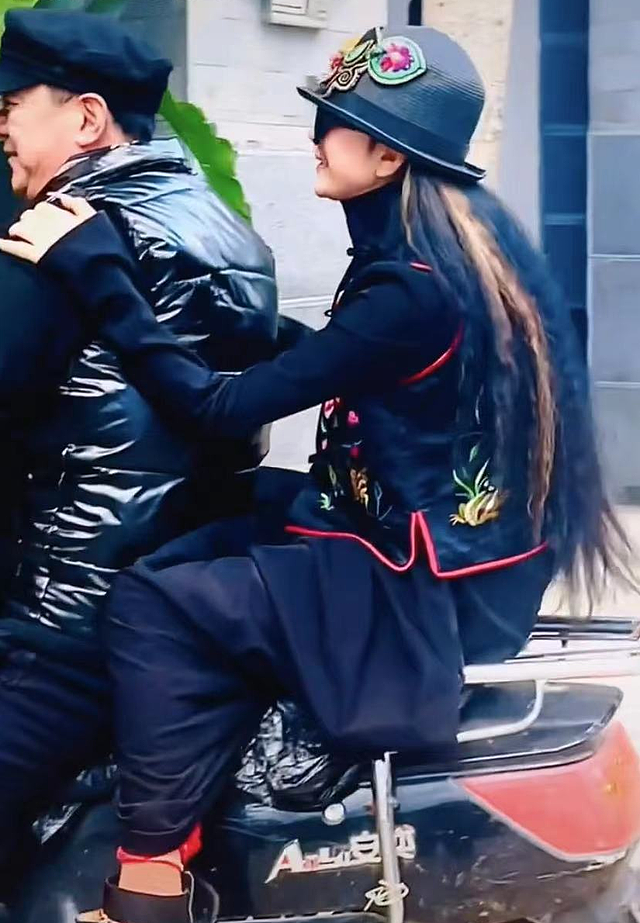 63岁杨丽萍乘摩托接地气，坐异性身后气质出众，踩恨天高长甲瞩目 - 4