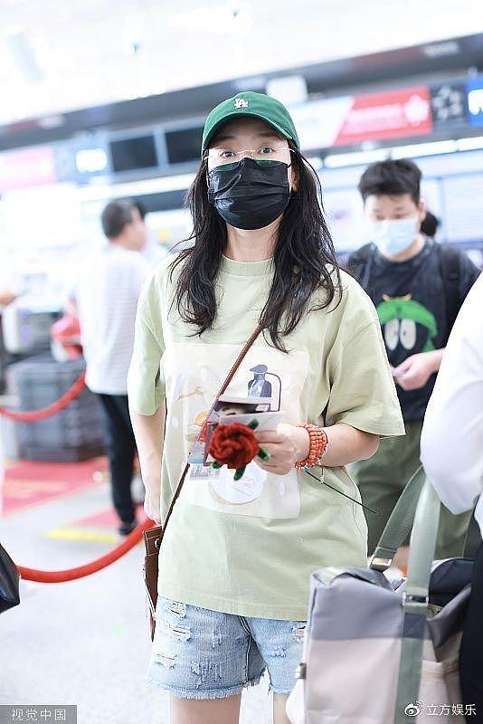 凤凰传奇玲花穿薄荷绿T恤现身机场 对粉丝比心互动 - 2