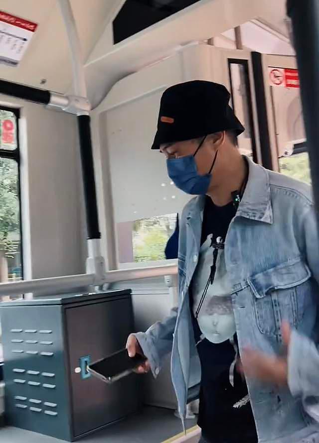 60岁港星吴镇宇内地搭公交，坐老弱病残位被指责，穿衣打扮太朴素 - 3