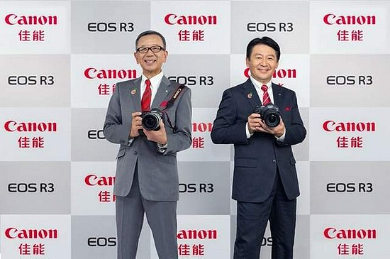佳能（中国）董事长兼首席执行官小泽秀树和执行副总裁石井俊幸共同发布EOS R3