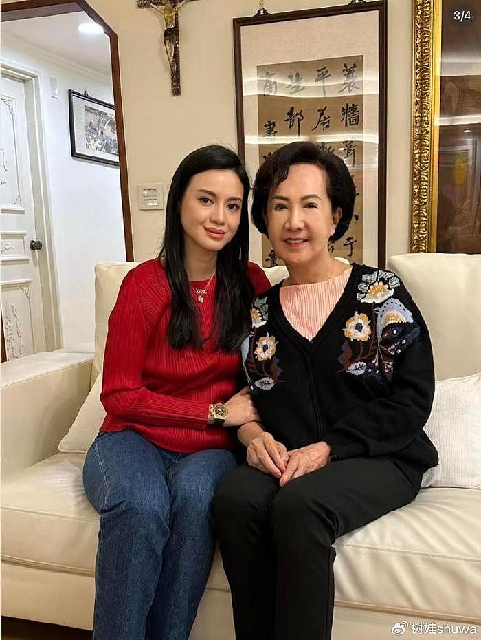 谢玲玲回台湾过年，携女到连方瑀家中拜年，对方已80岁仍大气端庄 - 3