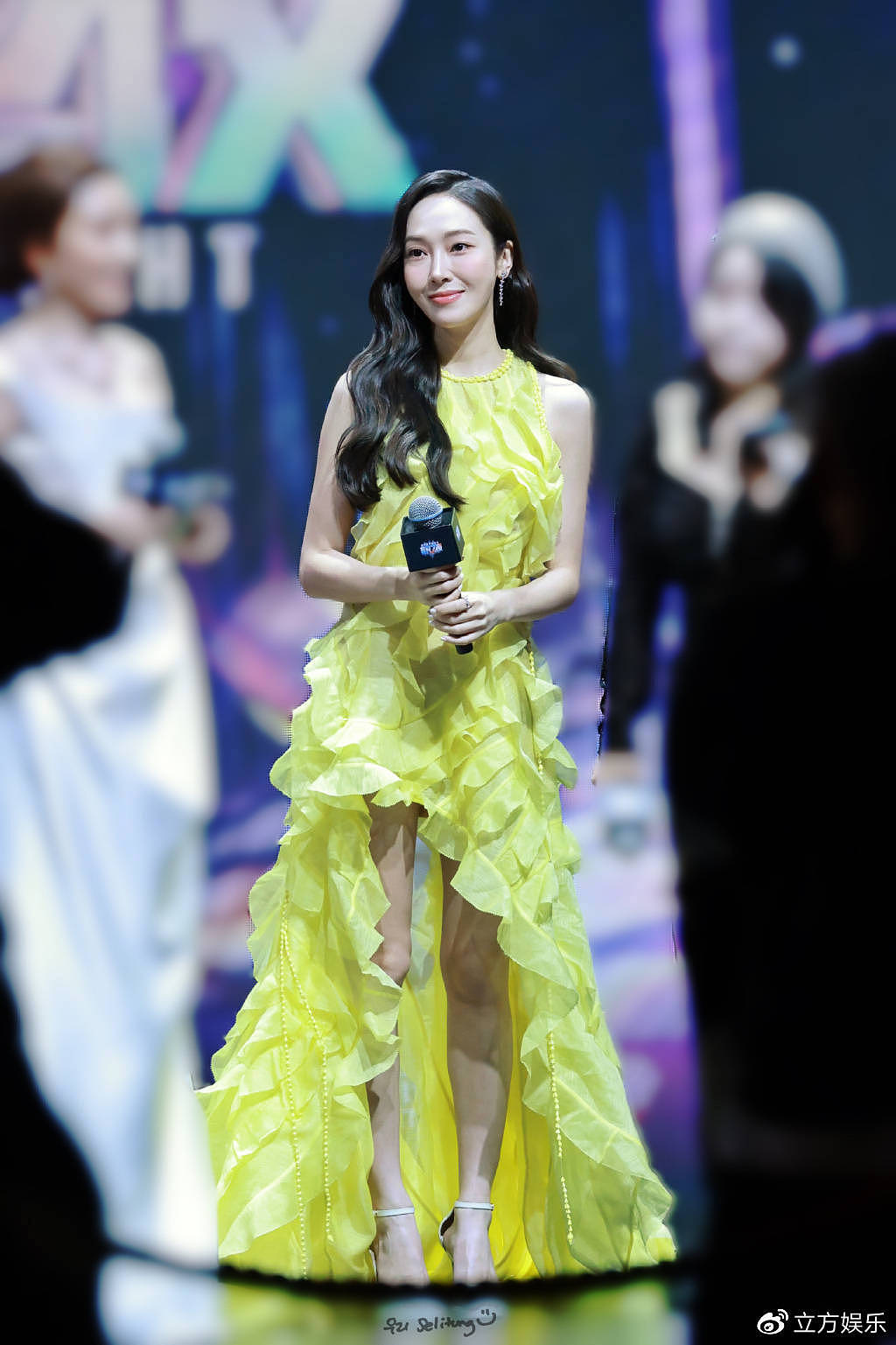 郑秀妍穿黄色拖地长裙走红毯 美貌扛住了直播镜头 - 5