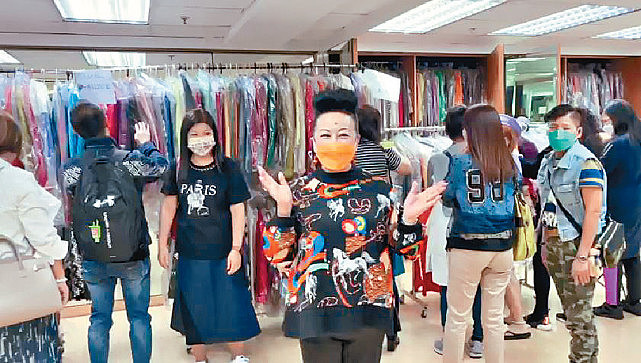 薛家燕从影多年战衣过4千 义卖300件衣服捐给弱势群体 - 1