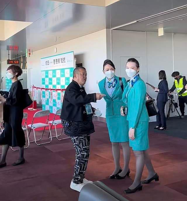 曾志伟独自现身日本机场，与美女空姐热聊无架子，主动搂女粉肩膀 - 3