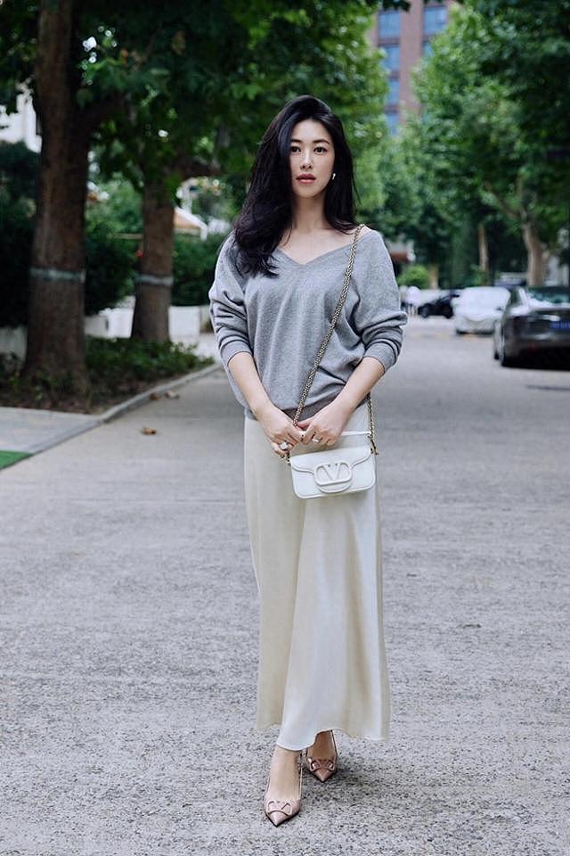 朱珠带火了一种高级色穿法：灰色针织衫+白色半身裙，时髦又洋气 - 1