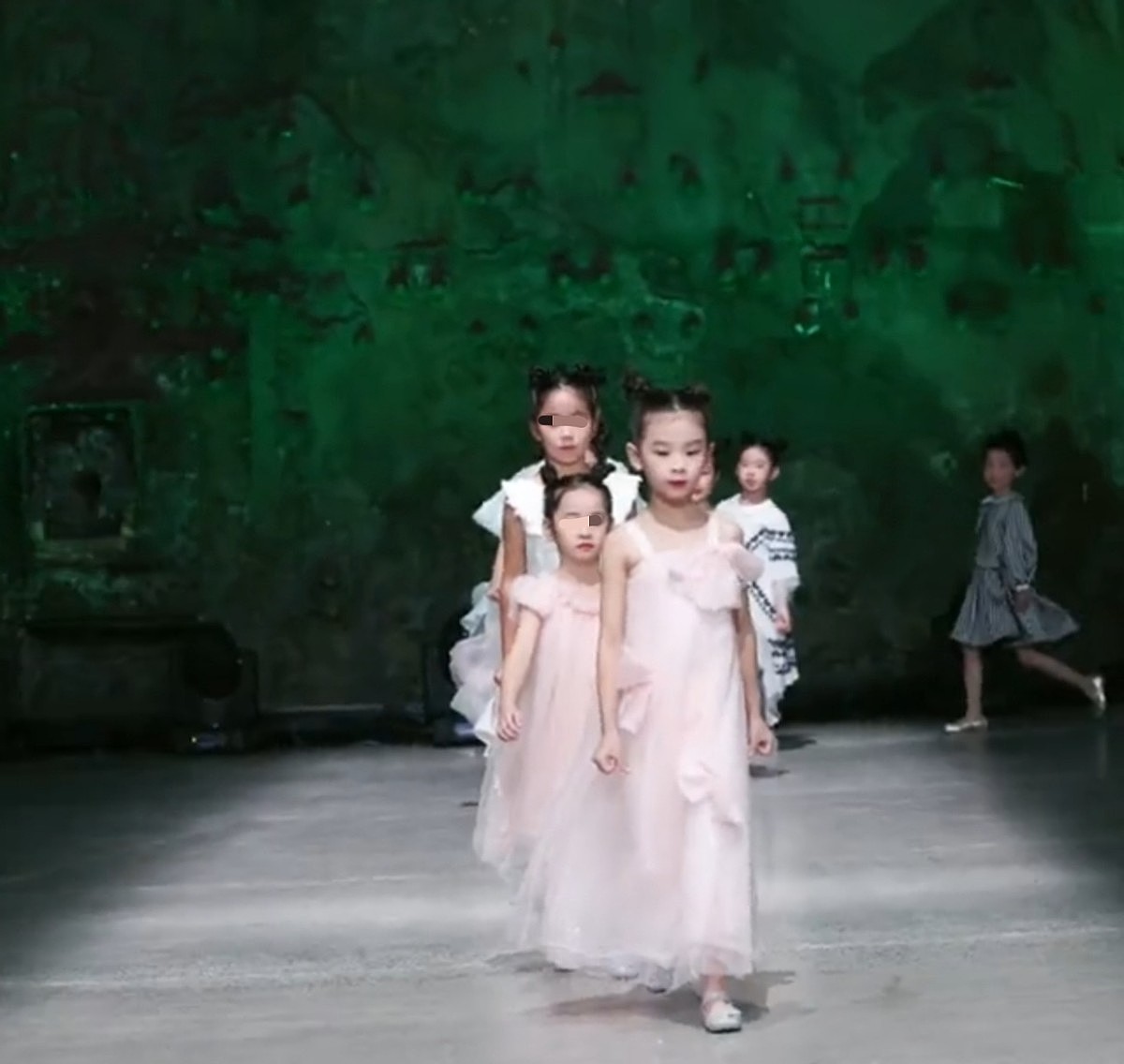 刘和刚6岁女儿T台走秀！动作专业气场超强，与战扬同框颜值养眼 - 3