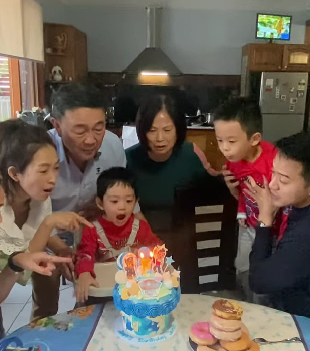 前TVB艺人陈智燊和妻儿时隔3年回娘家 三代同堂难得相聚为儿子庆生 - 7
