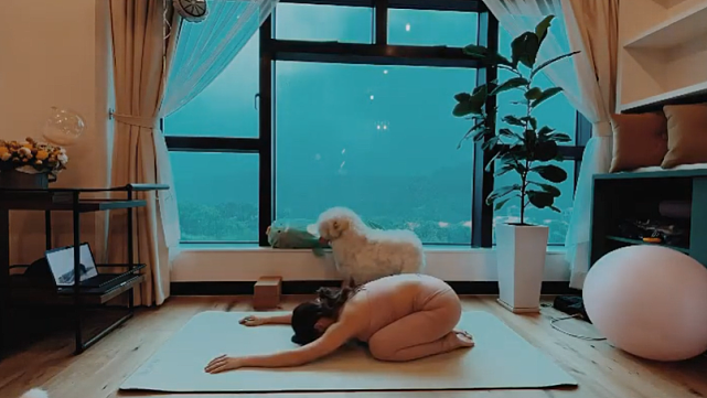 前TVB女艺人何雁诗产子第7天就开始做瑜伽 直言当新手爸妈不容易 - 9