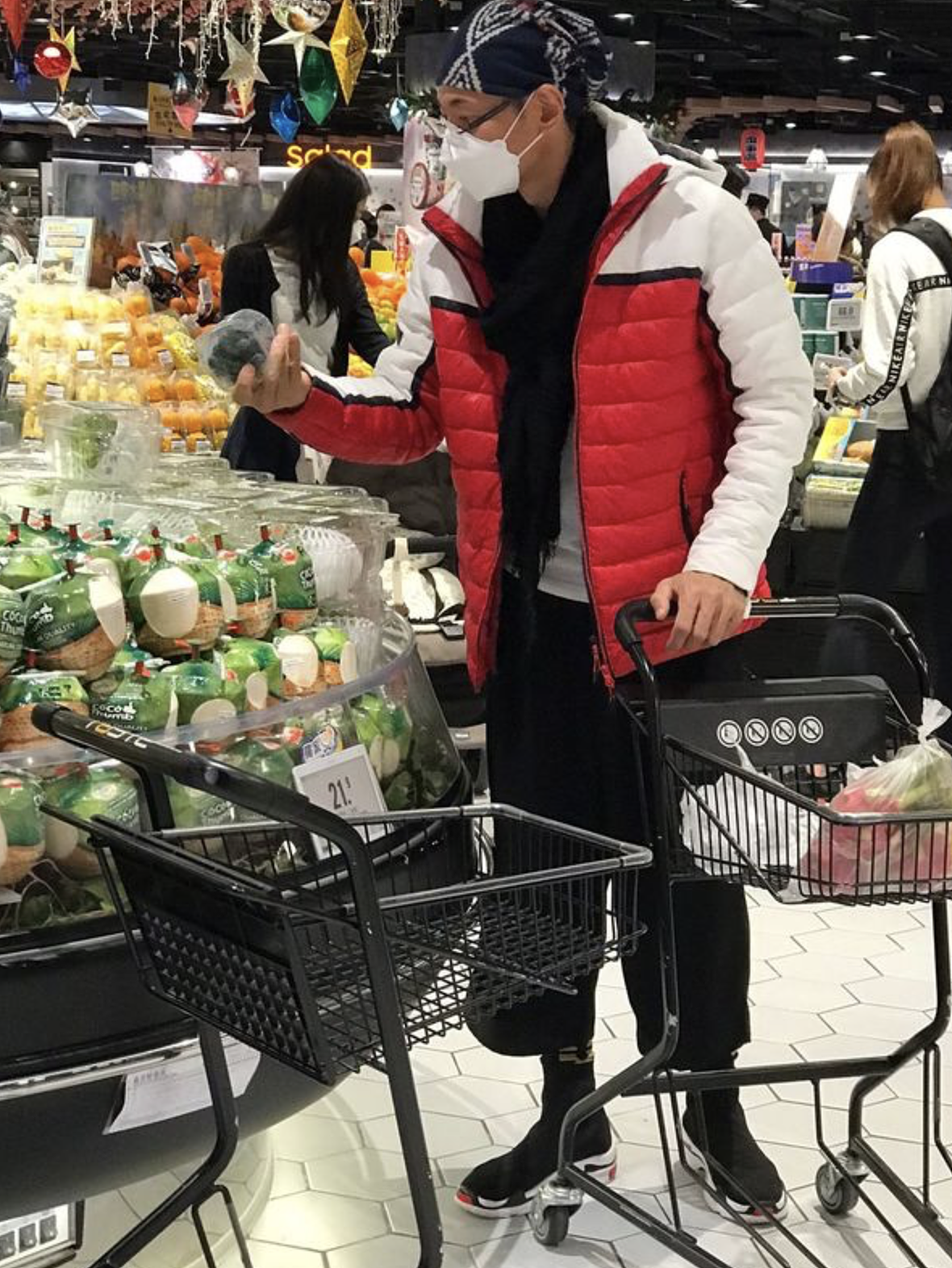 59岁江华打扮显眼现身超市，戴老花眼镜选食材，不介意遭路人打量 - 4