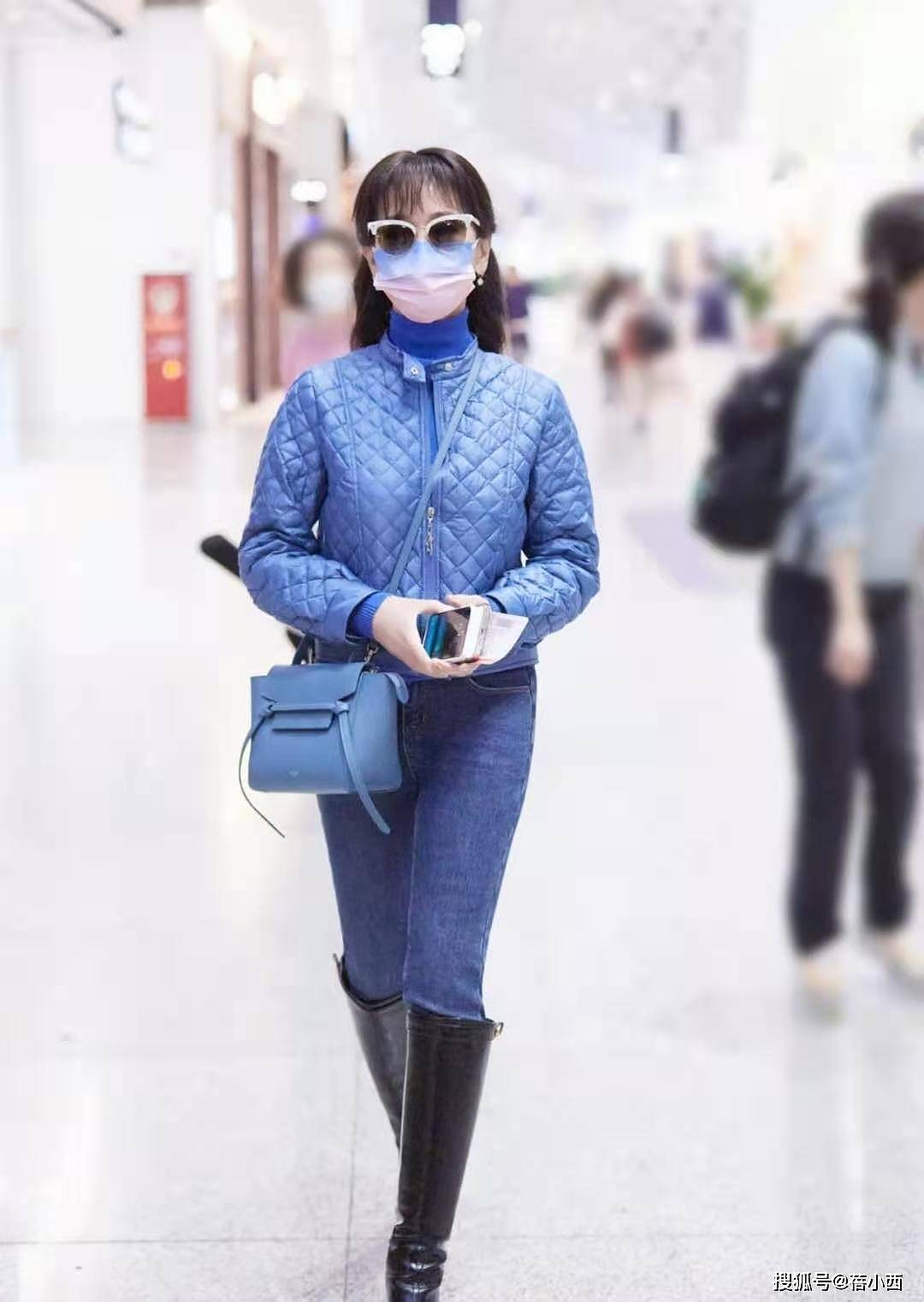 “赵雅芝”真是穿搭高手，一身蓝+高筒靴走机场，减龄大气又好看 - 2