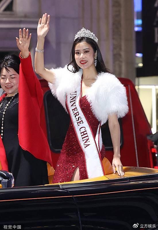 环球小姐中国区总冠军姜斯琛 亮相好莱坞圣诞游行 - 1