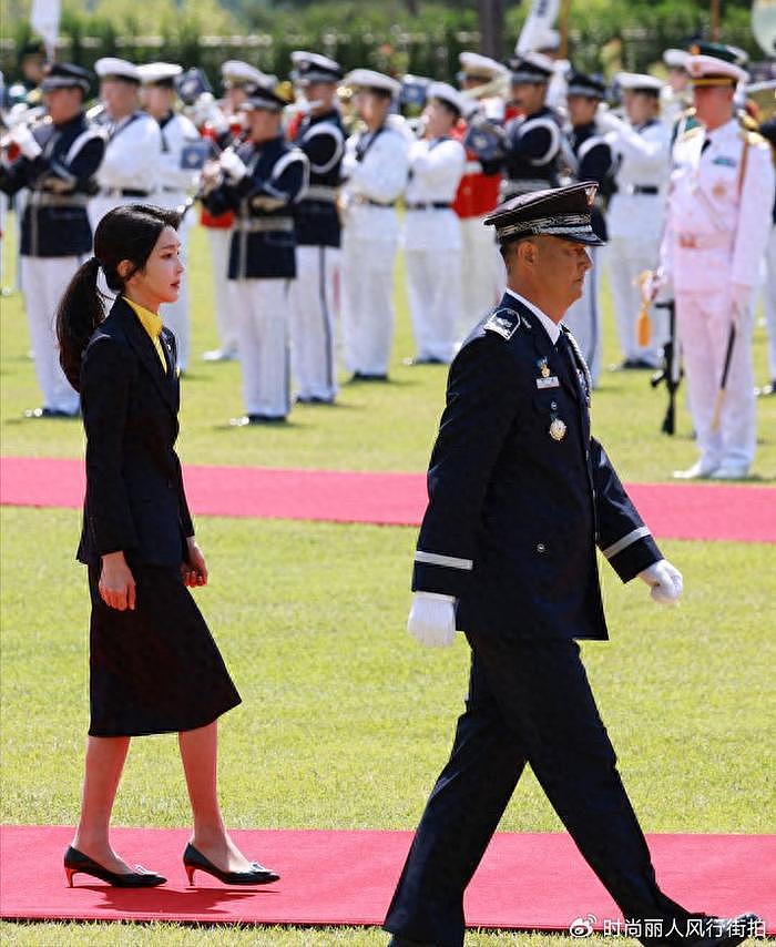 阿联酋总统访韩！韩国第一夫人又把人美到，穿套装扎着马尾太嫩了 - 1