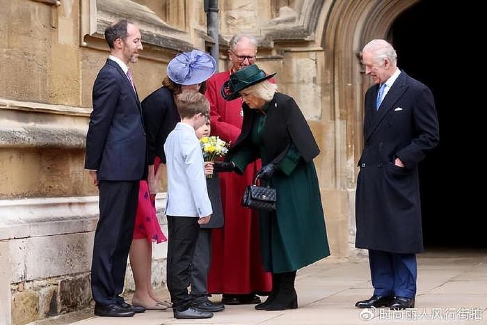 英国国王查尔斯带病亮相！穿长西装瘦了一大圈，凯特全家均没到场 - 6