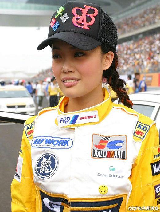 2004年，成龙慈善杯车赛活动上的女明星 - 5