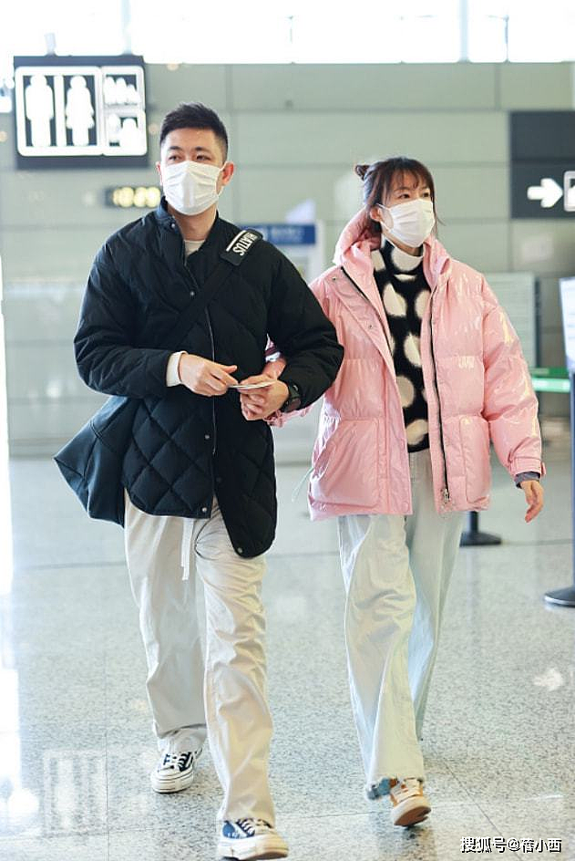 “李艾牵手老公”走机场，穿粉色羽绒服配牛仔裤，被宠的人真幸福 - 6
