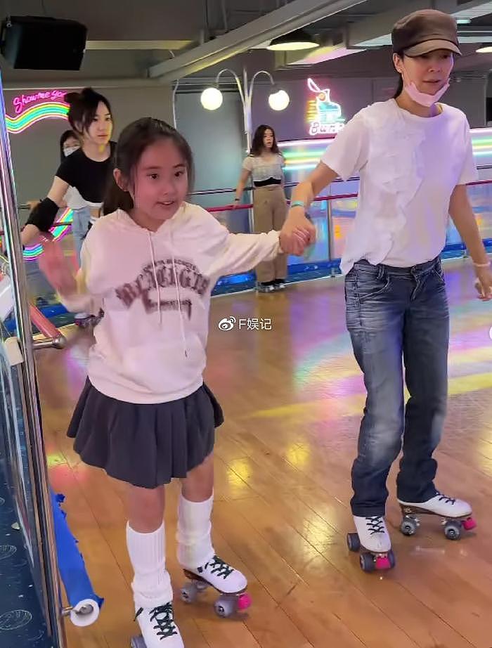 郭羡妮带11岁生日的女儿尝试玩溜冰 素颜展示现身真实年龄的样貌 - 6