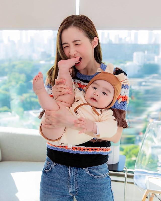 安心当阔太享受生活！前TVB女艺人分享与儿子在豪宅的搞笑合影 - 2