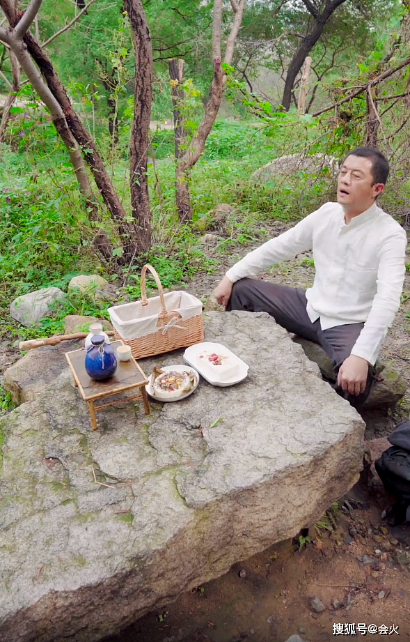 50岁李亚鹏重阳节登山，用树枝逗螳螂，坐石凳上饮菊花酒吃重阳糕 - 3