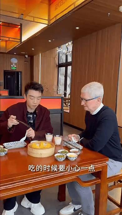 郑恺和苹果ceo库克在上海来了场city walk，两人全程用英语交流… - 9