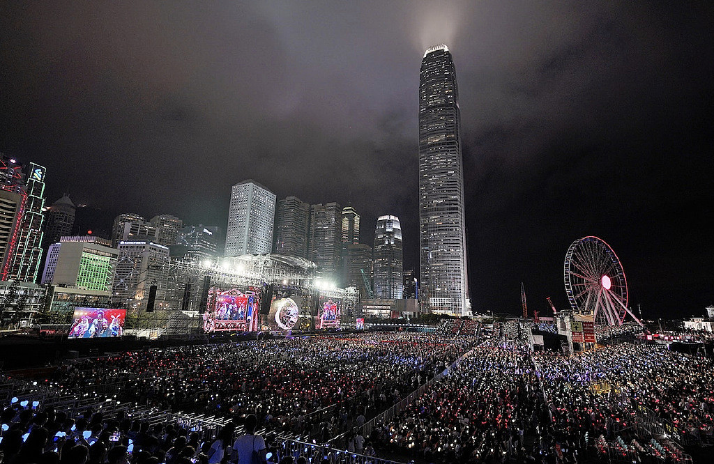 周杰伦香港户外演唱会氛围热烈，唱40首歌仍未尽兴，场内外人潮涌动 - 3