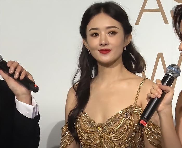 亚洲电影大奖这一夜，赵丽颖尴尬溢出屏幕，穿过季礼服被敷衍对待 - 11