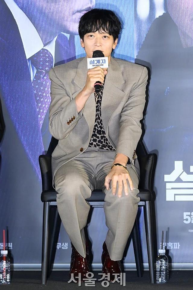 韩国知名男星，发布会造型吸睛，西装搭配挂脖吊带，高帮皮鞋显眼 - 4