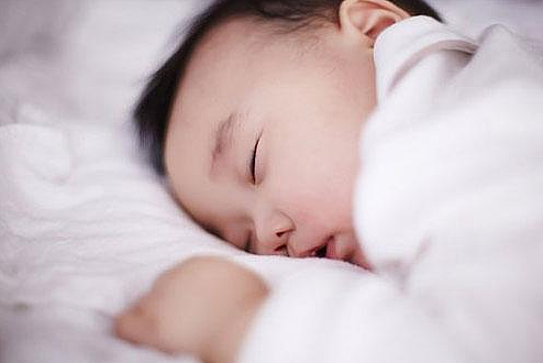 宝宝喜欢“趴睡”，家长需要干涉吗？趴着睡的2个原因家长要了解 - 1