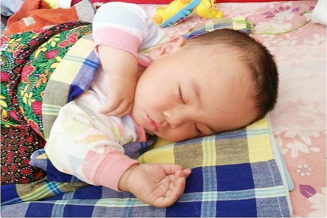 宝宝多大可以用“枕头”？新手妈妈先别急，时机不对反而影响发育 - 7