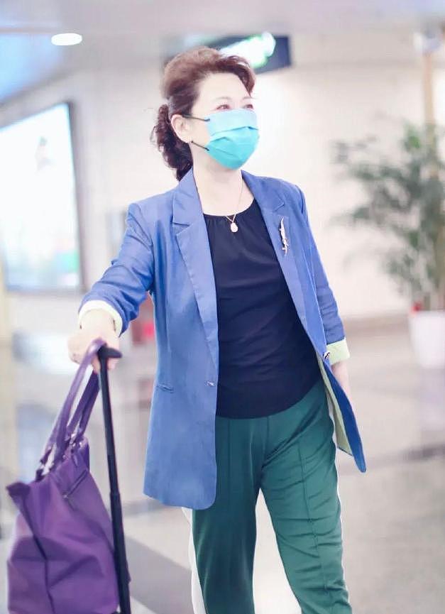 74岁王馥荔换了泡面头减龄10岁，穿蓝西装+绿裤，完全没有大妈味 - 3