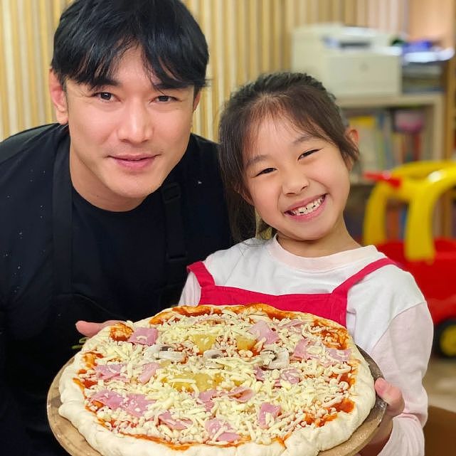 TVB全面停工男艺人与子女在家制作披萨 一家人一起下厨增进感情 - 8