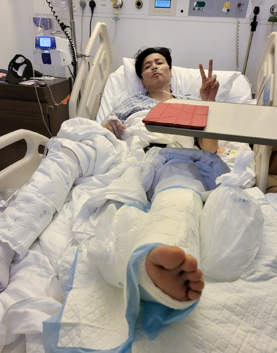 张晋拍动作戏腿部受伤需要进医院治疗 分享卧倒病床照片依旧硬朗 - 3