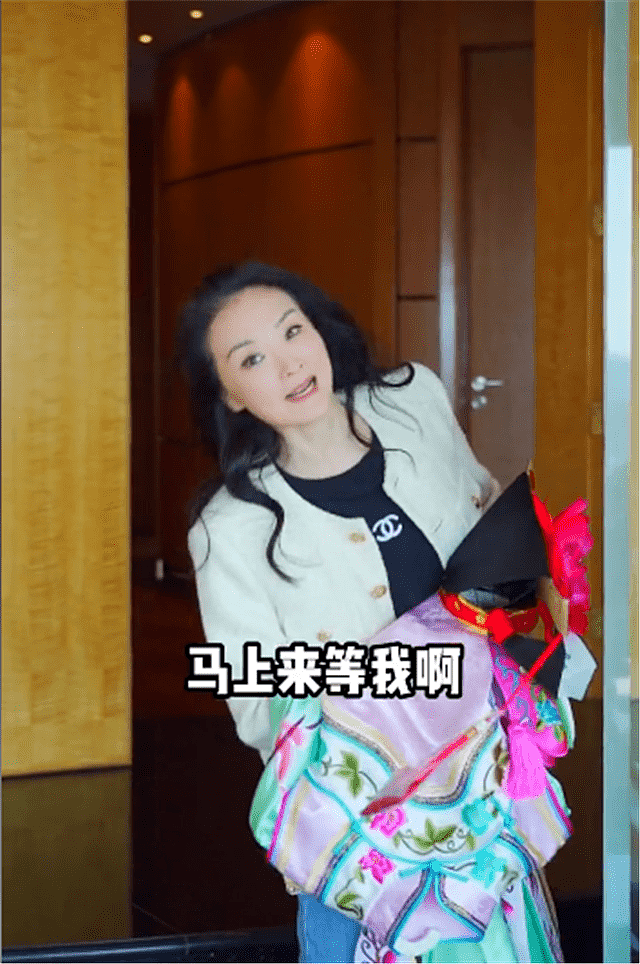 48岁王艳拍变装视频，还是记忆里的晴格格，眼神透彻单纯 - 1