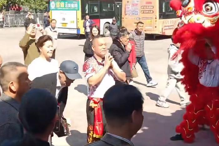 80岁港星回广州祭祖，刚做完大手术，行动不便仍配合摆拳击姿势 - 2