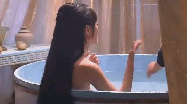 27岁鞠婧祎拍“沐浴戏”有多尴尬？当镜头拉近那一刻，导演太坏了 - 1