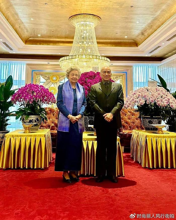 87岁柬埔寨太后在北京过妇女节！国王亲自陪同吃饭，吃得很丰盛 - 2