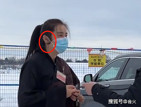 54岁王祖贤被偶遇！扎高马尾双眼皮明显，身穿“海青”手拿念佛机 - 3