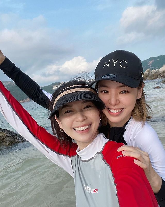 因拍戏而成闺蜜！TVB女艺人谭凯琪携女儿和杨秀惠在海边玩水合影 - 2