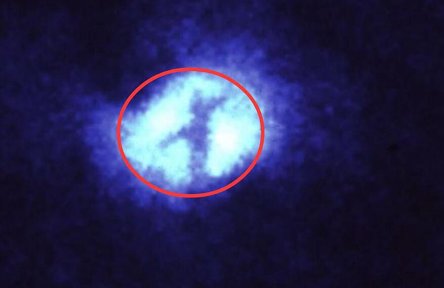 1100光年外，阴谋理论家：1992年照片，宇宙天堂之门有一个十字架