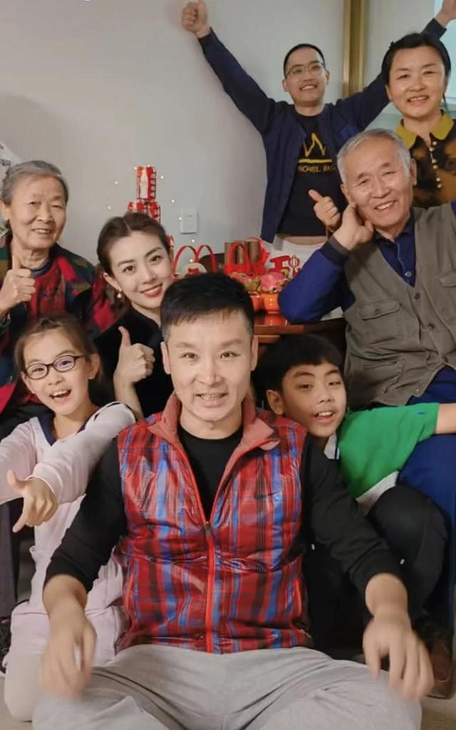 刘和刚携父母搬家一家十口露面，小10岁老婆惊艳，俩娃颜值似爸 - 10